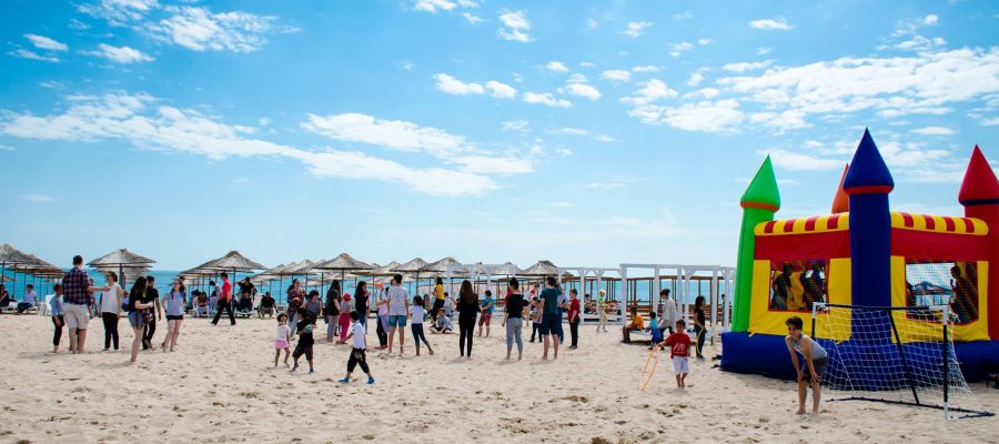 Copii, bucurie, plaja, mare, soare si… dans – o zi perfecta de 1 iunie, cu cadouri si prietenie la Eforie Nord